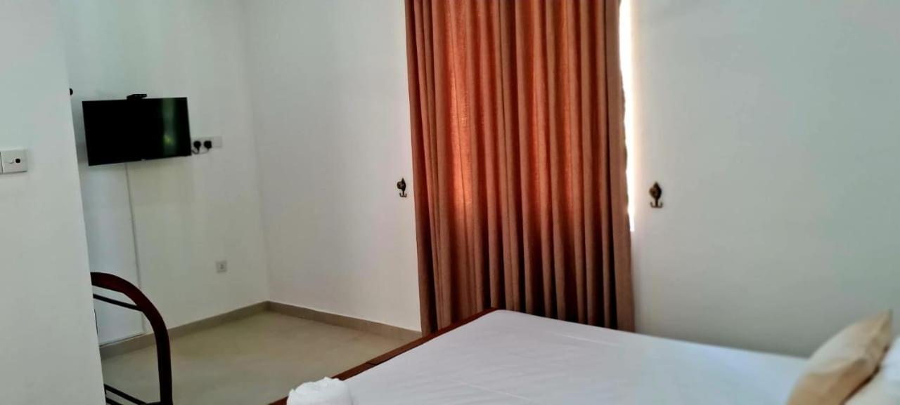 Urban Breeze Hotel Kundasale Buitenkant foto
